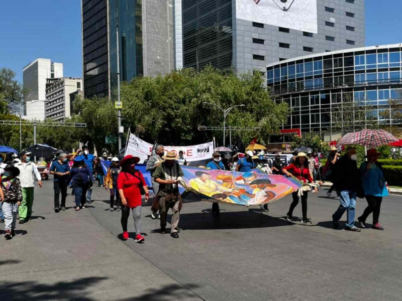 Marcharon más de mil 500 integrantes de la CNTE por el Día del Maestro