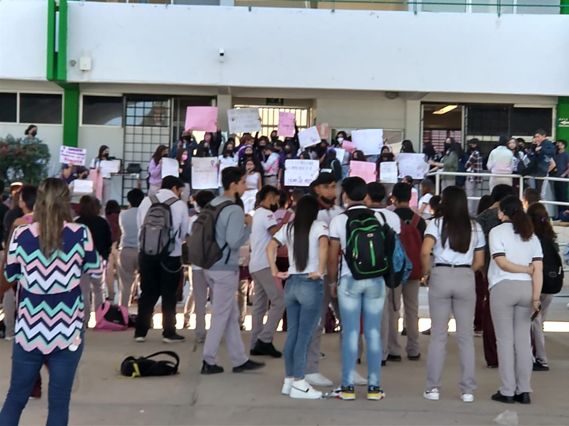 Se Manifiestan Alumnas Del Bachillerato 8 Denuncian Ingreso De Menor