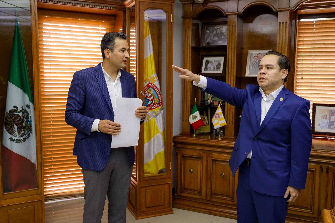 Toma protesta alcalde Marco Bonilla a Luis Alberto Báez como Director