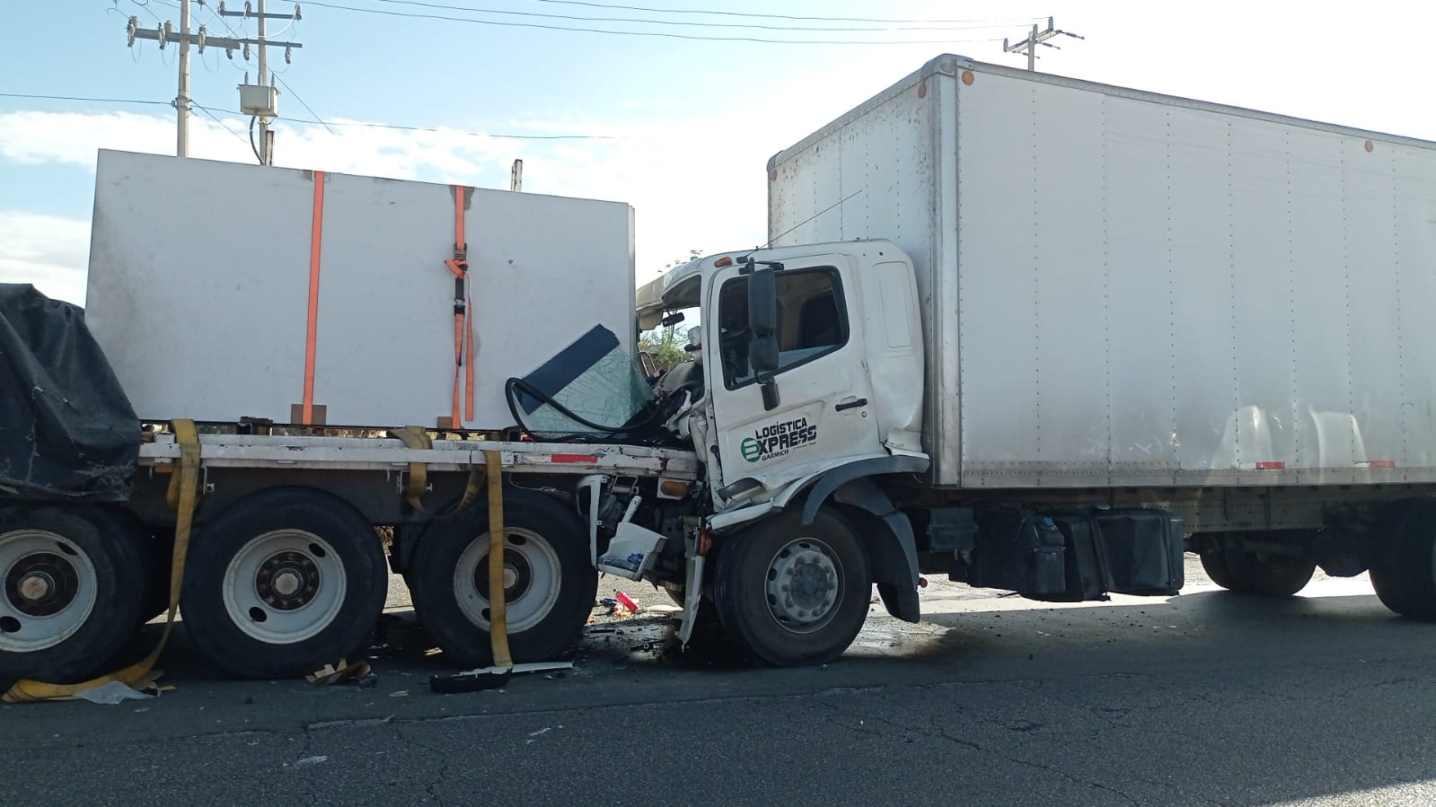 Se impacta contra trailer cargado de mármol Contraste Política y