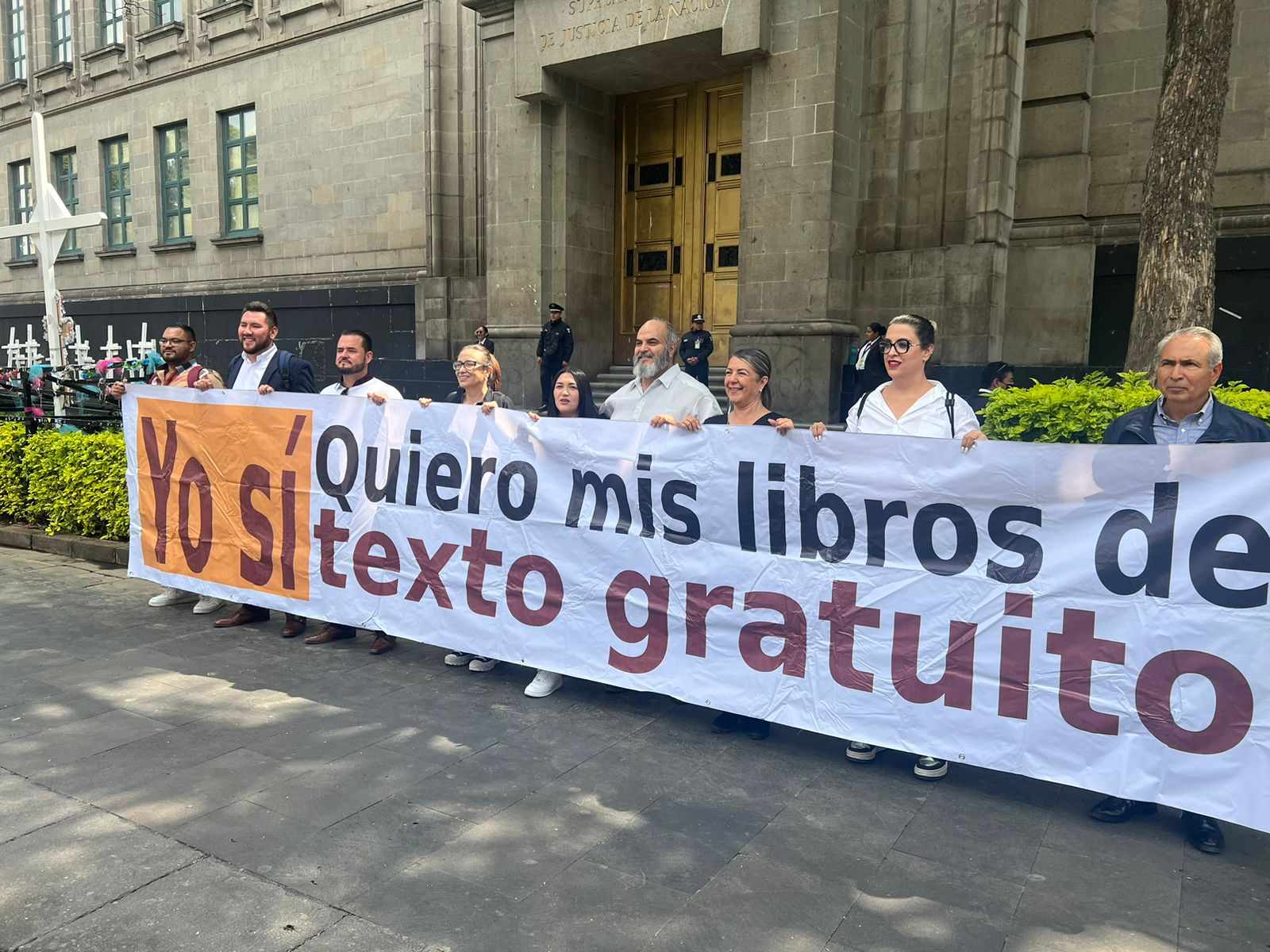 Se Manifiestan Morenistas En La Scjn Para Exigir Que Se Entreguen Los