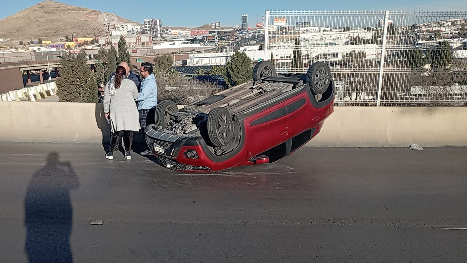 Se registra aparatosa volcadura en el periférico Contraste Política