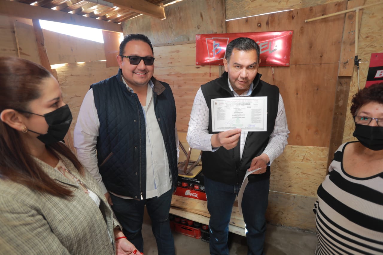 Entrega Alcalde Cruz P Rez Cuellar Licencia De Funcionamiento A Tienda De Abarrotes Contraste