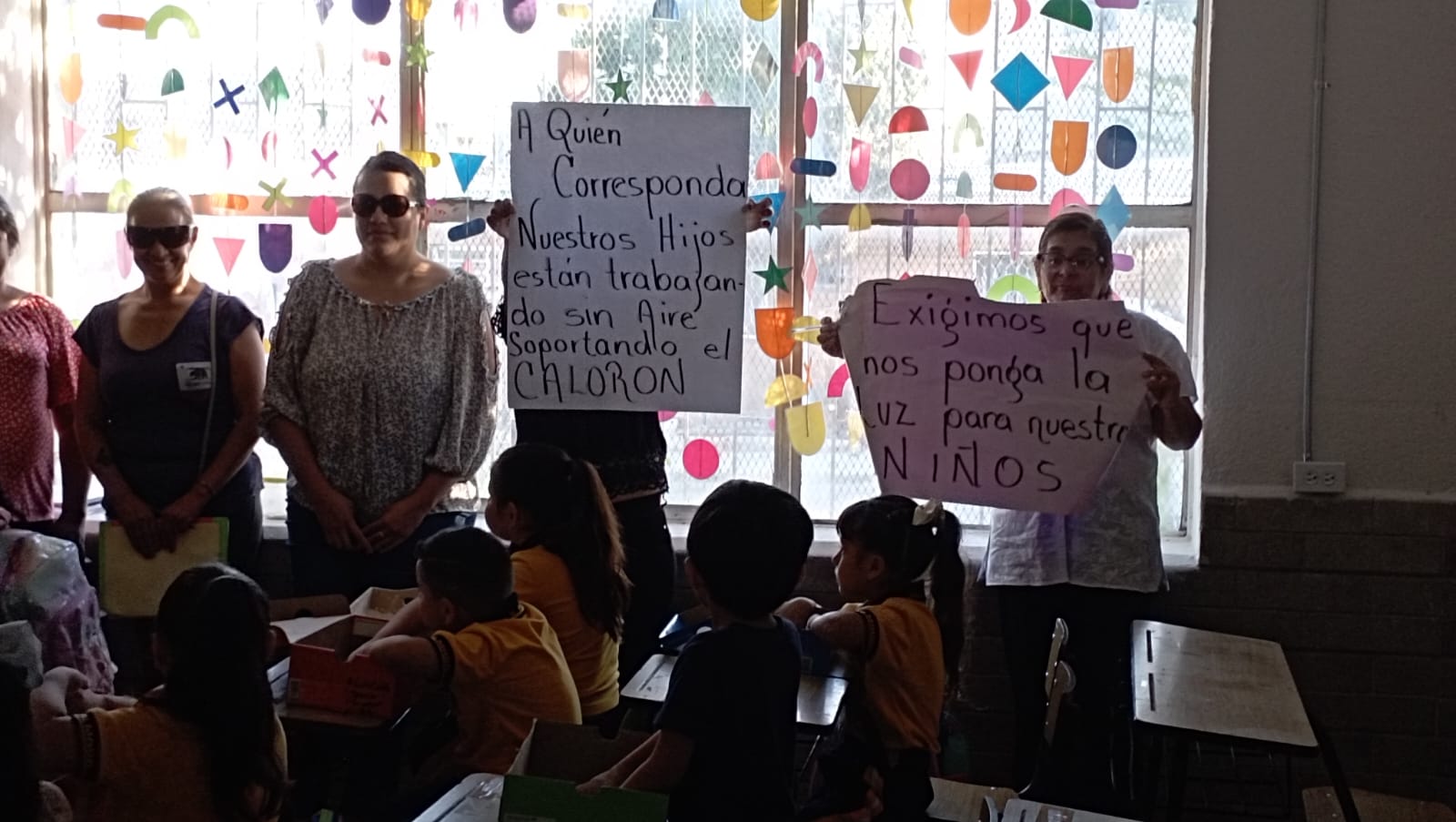 Se Manifiestan Padres De Familia Por Falta De Luz En Escuela Contraste Política Y Sociedad 0334